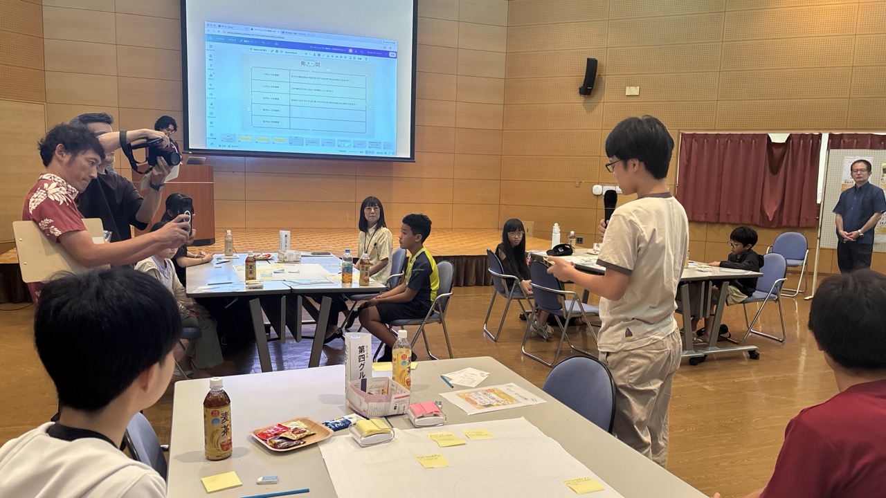 みんなの前で候補者への質問を発表する参加者