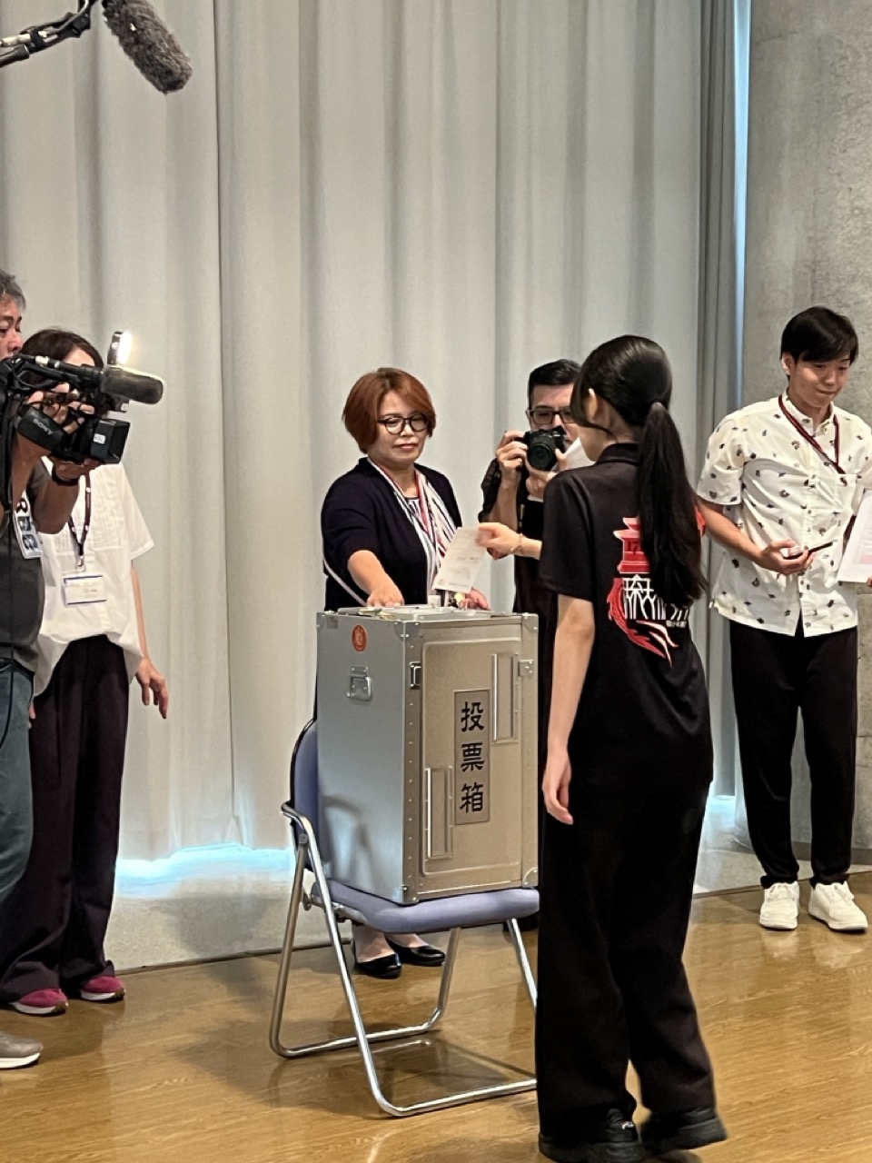 候補者への質問を付箋に書き出す参加者
