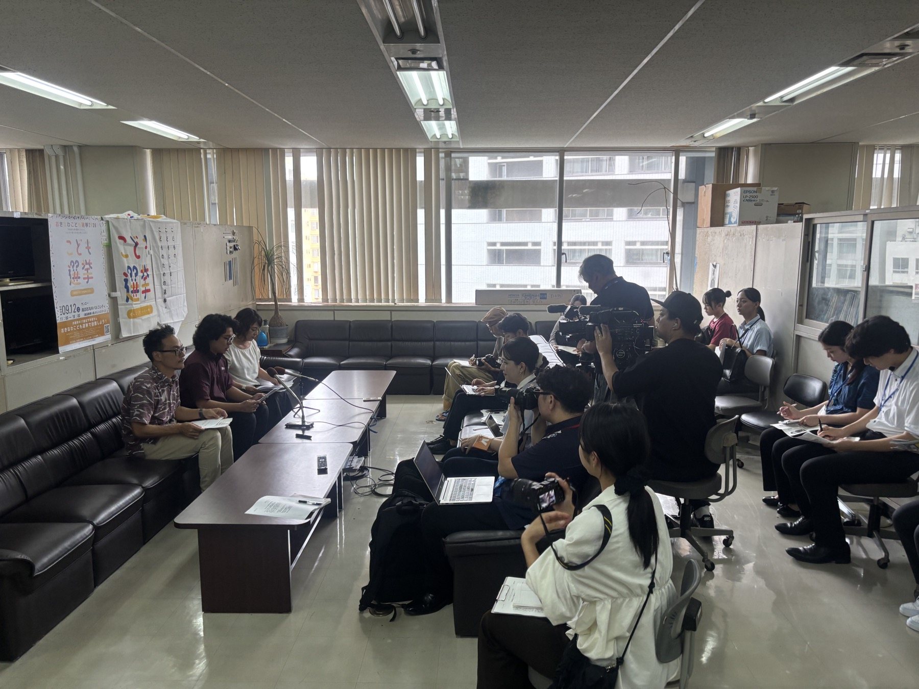 沖縄県庁記者クラブで行われたおきなわこども選挙の記者会見